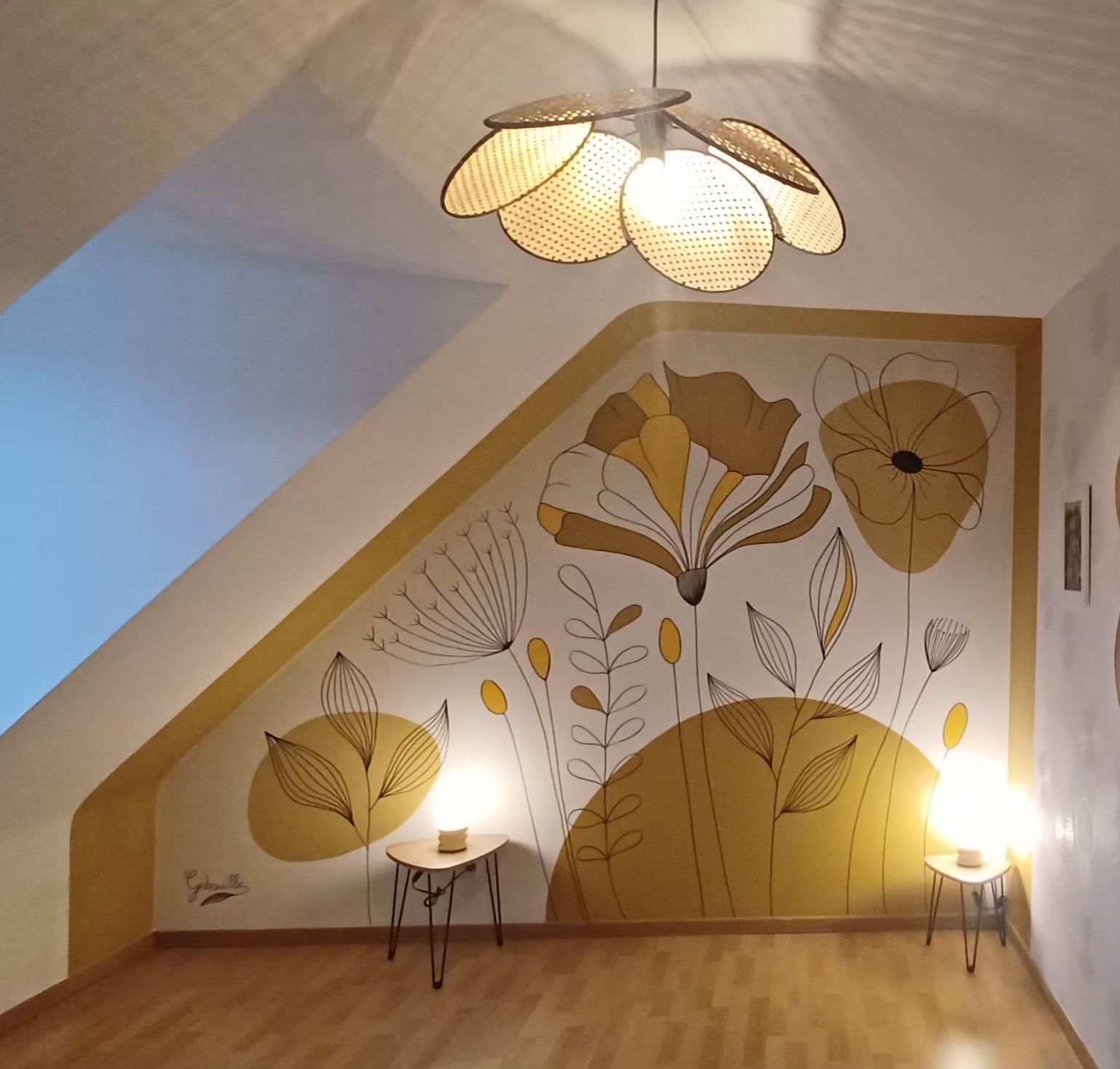 Chambre après la fresque murale florale dorée